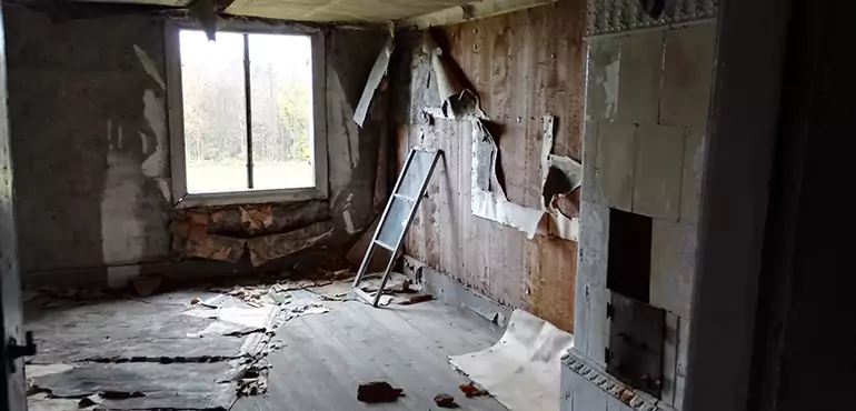 Why Selling a Distressed House Through Traditional Methods Fails in Louisville